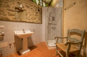 Shower, free toiletries, hair dryer, towels