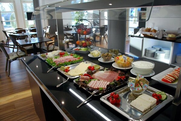 Petit déjeuner buffet (13 EUR par personne)