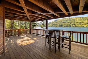 Outdoor dining - Donner Bliss - Remodeled Lakefront Log Cabin on Donner, 180 Views, Dog Friendly, with Private Pier (Truckee)