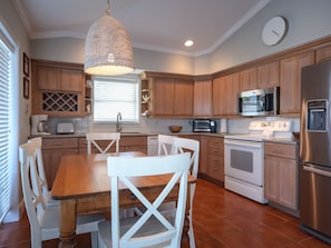 Full-size fridge, microwave, stovetop, dishwasher