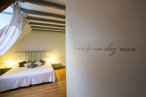 Doppelzimmer | Individuell dekoriert, individuell eingerichtet, Schreibtisch
