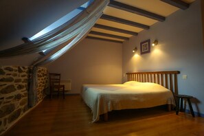 Doppelzimmer | Individuell dekoriert, individuell eingerichtet, Schreibtisch