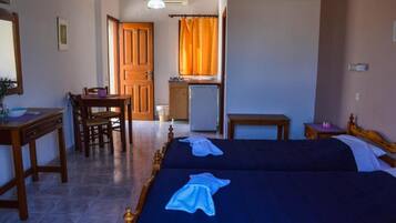 Desk, soundproofing, free WiFi, bed sheets