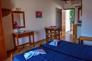 Escritorio, insonorización, wifi gratis y ropa de cama