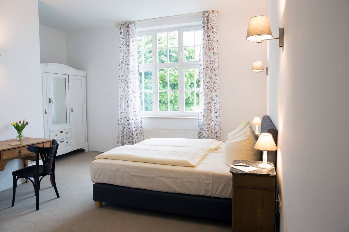 Camera con letto matrimoniale o 2 letti singoli | Una cassaforte in camera, Wi-Fi gratuito, lenzuola