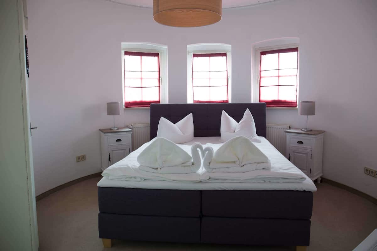 Deluxe Suite | In-room safe, free WiFi, bed sheets