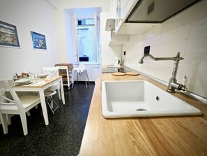 Apartamento, 1 habitación | Cocina privada | Frigorífico, horno, placa de cocina y utensilios de cocina
