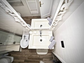 Appartement, 1 chambre | Salle de bain | Douche, sèche-cheveux, bidet, serviettes fournies