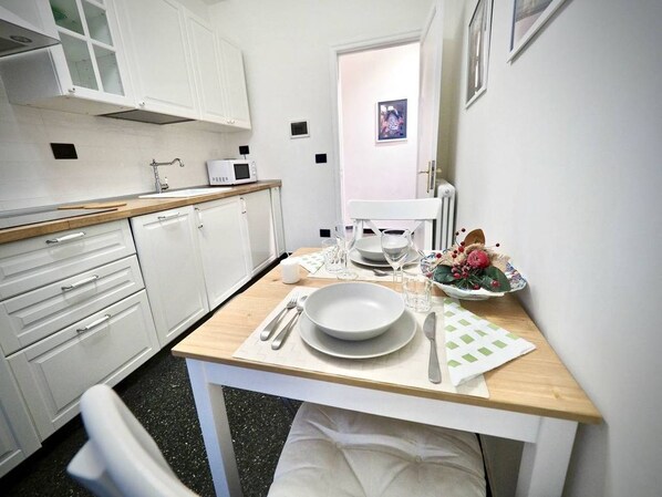 Apartment, 1 Bedroom | Private kitchen | Fridge, oven, stovetop, cookware/dishes/utensils