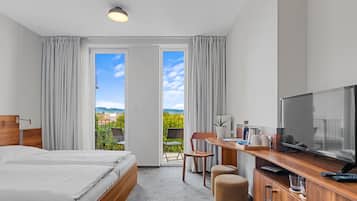 Dubbelrum - 1 dubbelsäng - balkong - utsikt mot bergen | Skrivbord, ljudisolering, gratis wi-fi och sängkläder