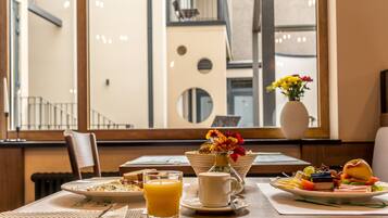 Desayuno continental gratuito y diario