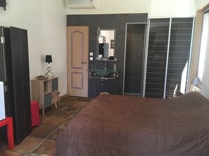 Double Room | In-room safe, individually decorated, individually furnished, desk - Villa la Mandarinette (La Seyne-sur-Mer)