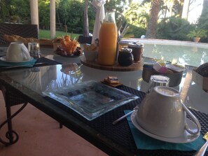 Free daily continental breakfast  - Villa la Mandarinette (La Seyne-sur-Mer)
