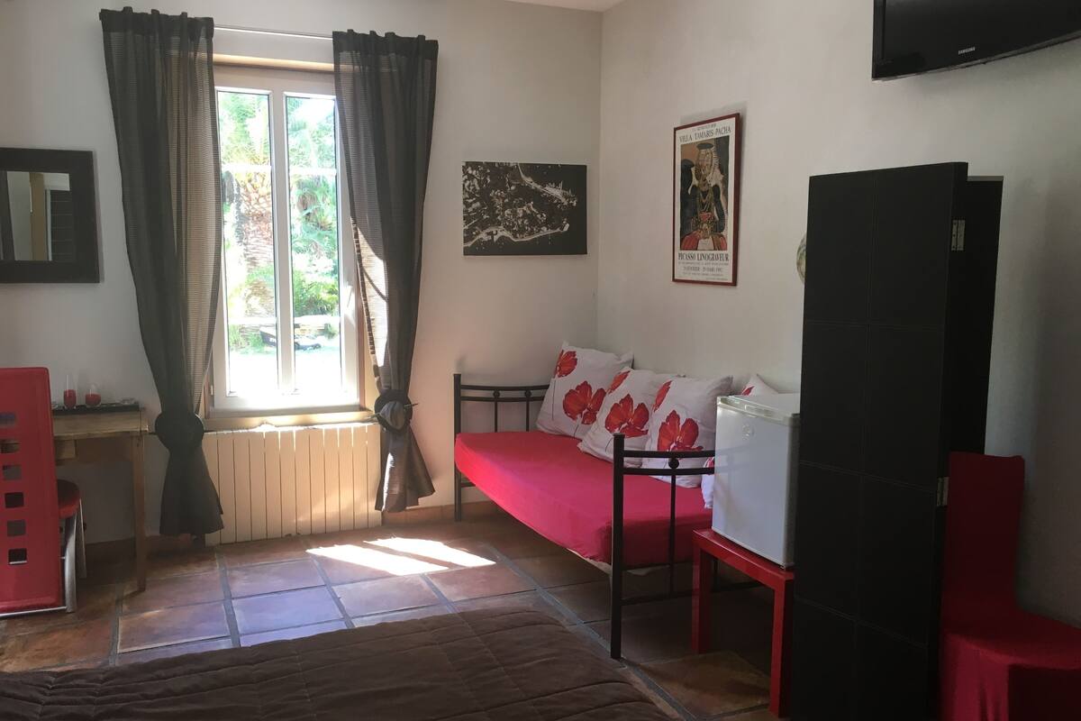Double Room | In-room safe, desk, blackout curtains, iron/ironing board