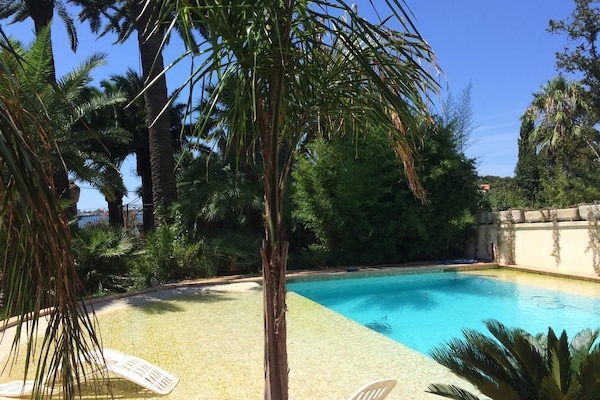 Una piscina al aire libre de temporada (de 10:30 a 18:30), sombrillas