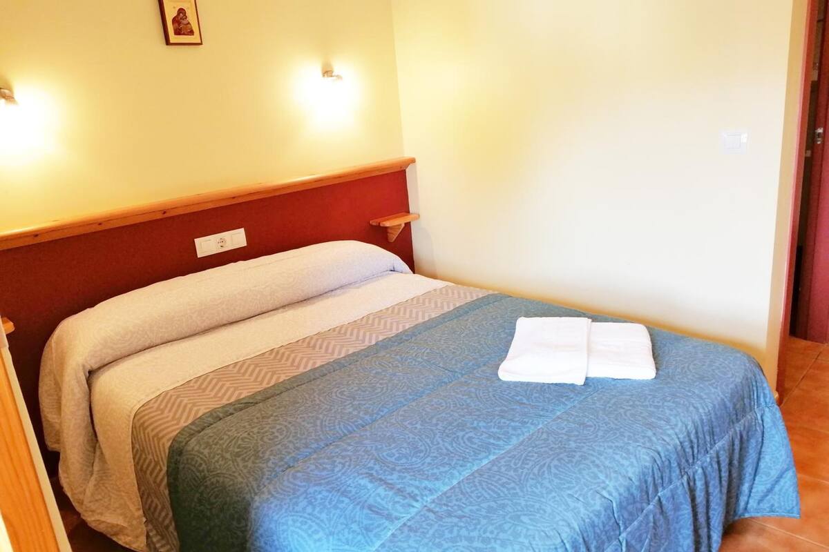 premium bedding, desk, iron/ironing board, rollaway beds