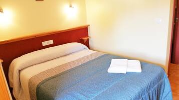 Literie de qualité supérieure, bureau, fer et planche à repasser