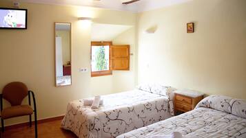 Luxe beddengoed, een bureau, een strijkplank/strijkijzer