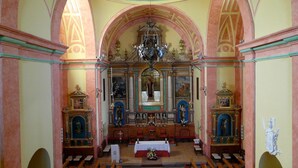 An interior with a central altar, pews, and a chandelier. - Hospedería Nuestra Señora del Carmen (Caravaca de la Cruz)