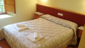 Luxe beddengoed, een bureau, een strijkplank/strijkijzer