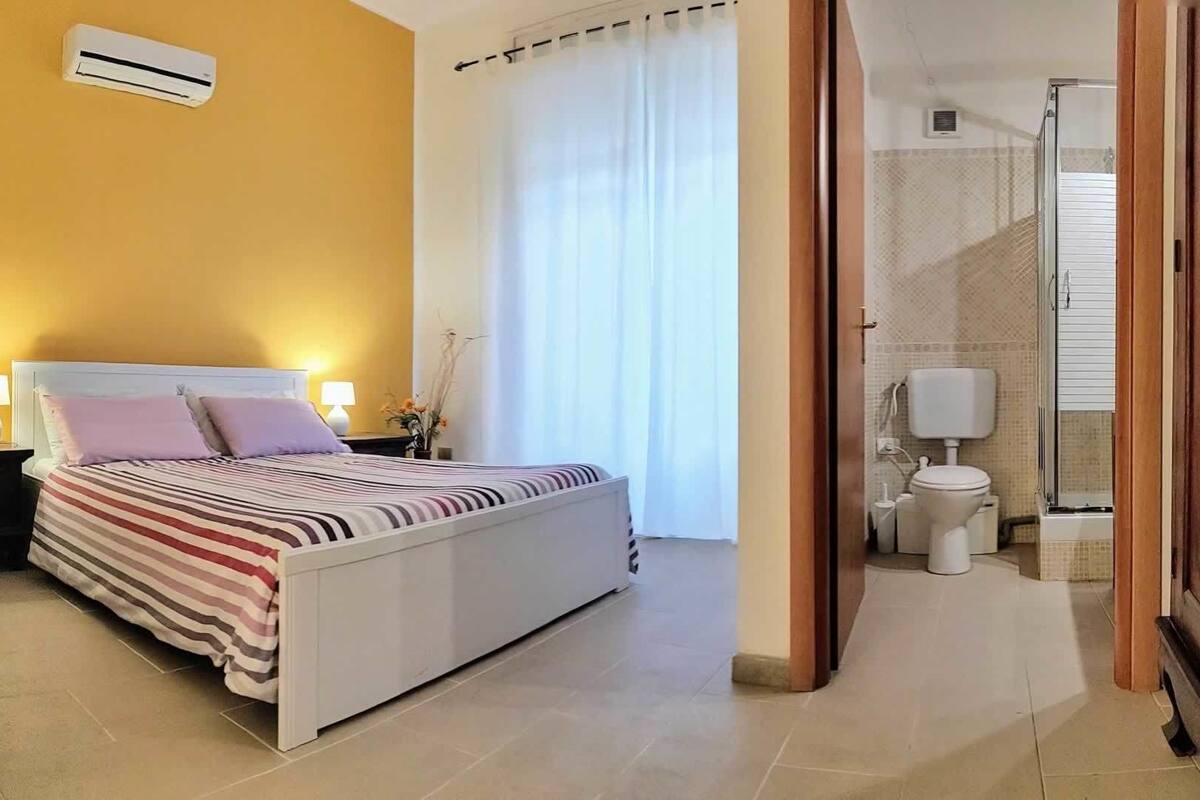 Hypo-allergenic bedding, minibar, in-room safe, iron/ironing board