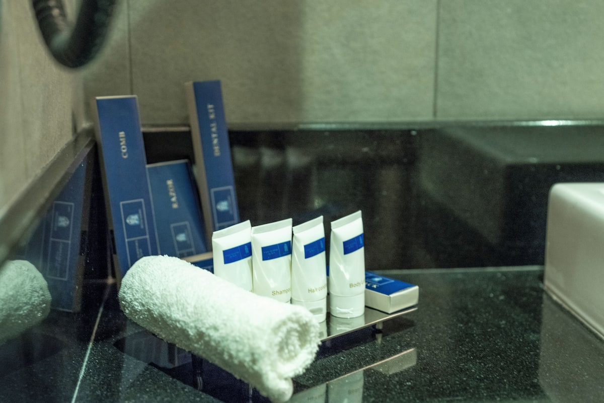 separate bathtub and shower, rainfall showerhead, free toiletries