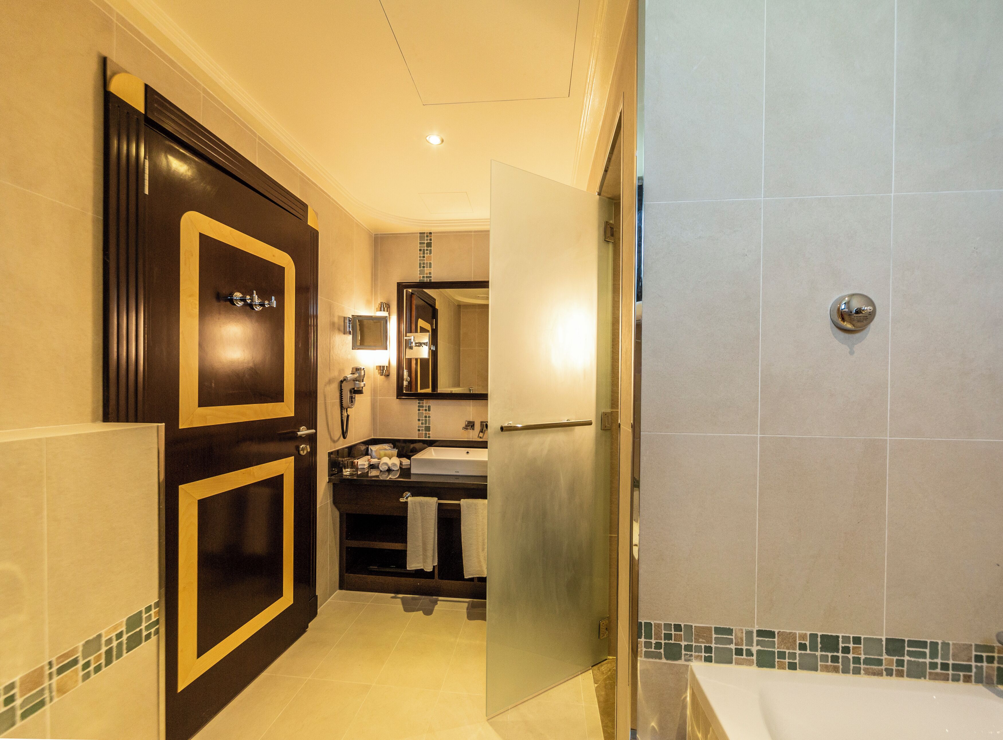 separate bathtub and shower, rainfall showerhead, free toiletries