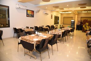 Restaurant - Hotel Gulmohar Pride (Ahmednagar)