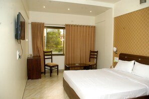 Premium bedding, individually furnished, desk, soundproofing - Hotel Gulmohar Pride (Ahmednagar)