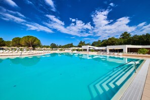 Una piscina al aire libre de temporada