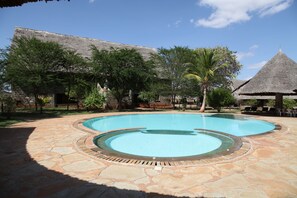3 udendørs pools, infinity-pool, liggestole