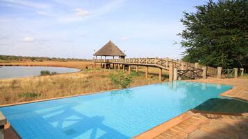 3 Außenpools, Infinity-Pool, Liegestühle