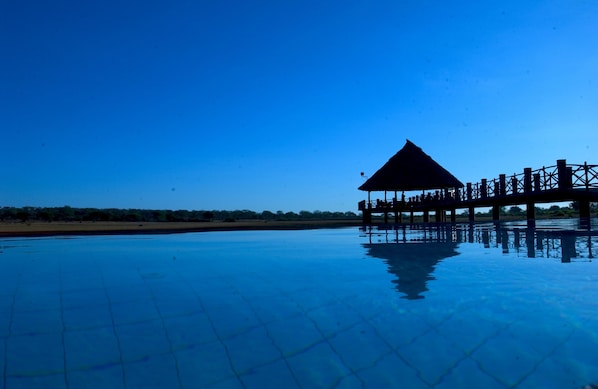3 piscines extérieures, piscine à débordement, chaises longues