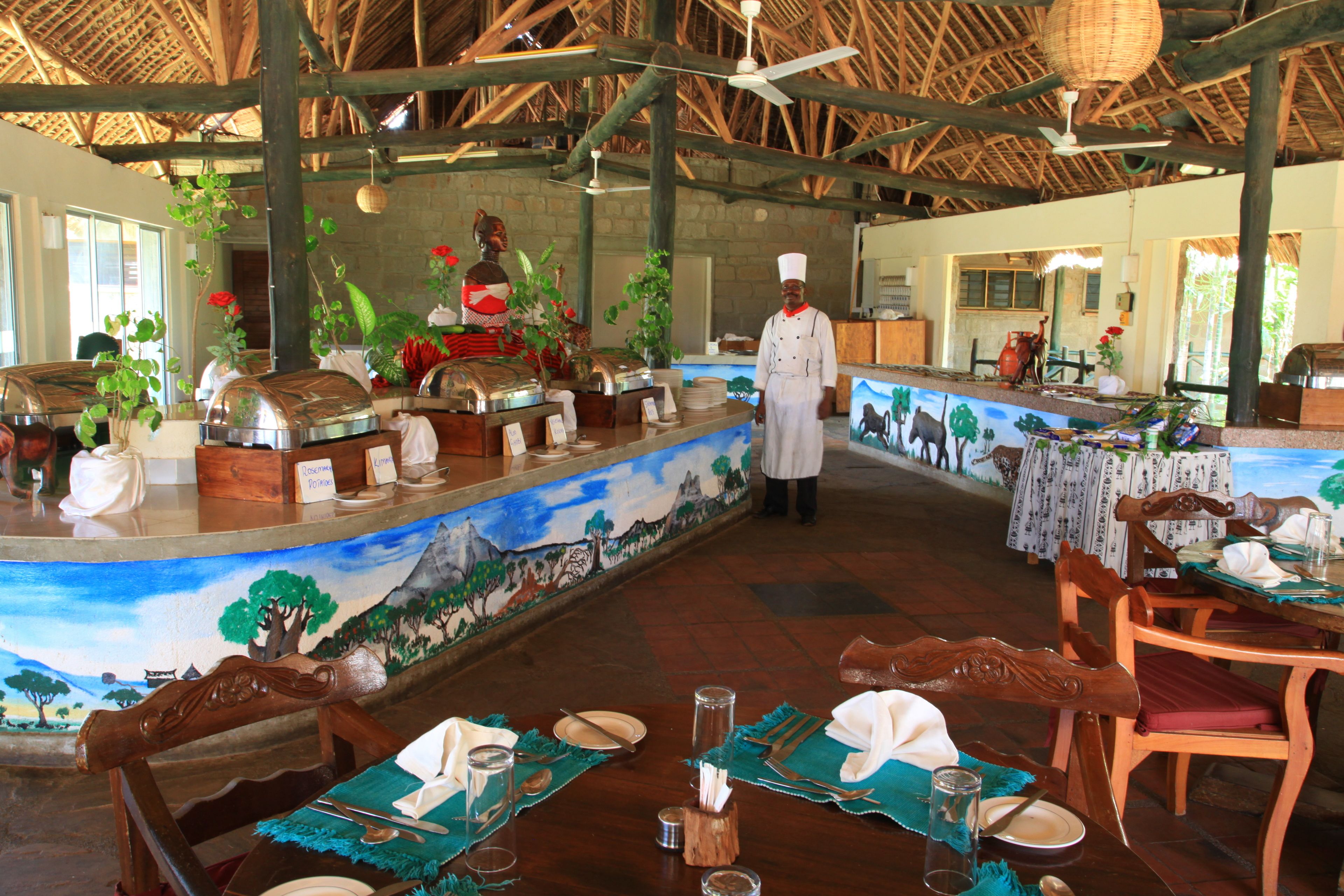 朝食、ランチ、ディナーに営業 (郷土料理と各国料理)