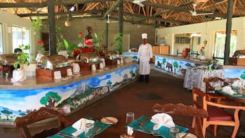 Se sirven desayunos, comidas, cenas y cocina local e internacional