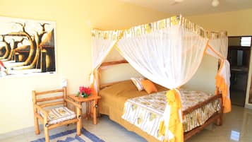 Escrivaninha, roupa de cama