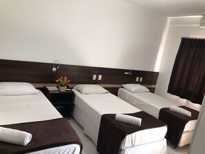 Habitación triple ejecutiva | 1 dormitorio, ropa de cama de alta calidad, minibar y escritorio