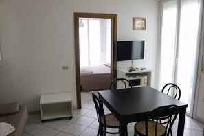 Apartment, 1 Schlafzimmer (A) | Wohnbereich | 32-Zoll-Flachbildfernseher mit Satellitenempfang, Fernseher