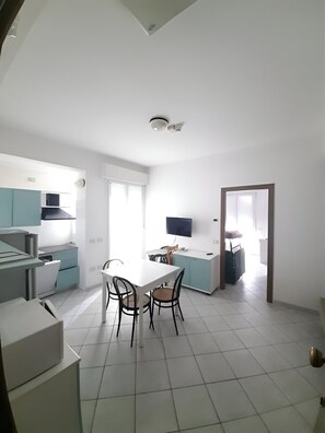 32-inch flat-screen TV with satellite channels, TV - Residence Le Vele (Cattolica)