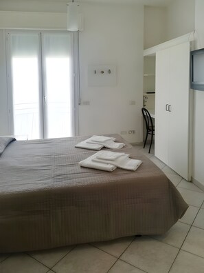 Appartement, 1 slaapkamer (A) | Een kluis op de kamer, een bureau, gratis wifi, beddengoed