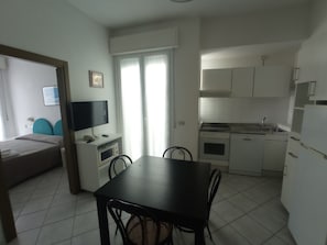 Apartment, 1 Schlafzimmer (A) | Eigene Küche | Kühlschrank, Mikrowelle, Herdplatte, Geschirrspüler