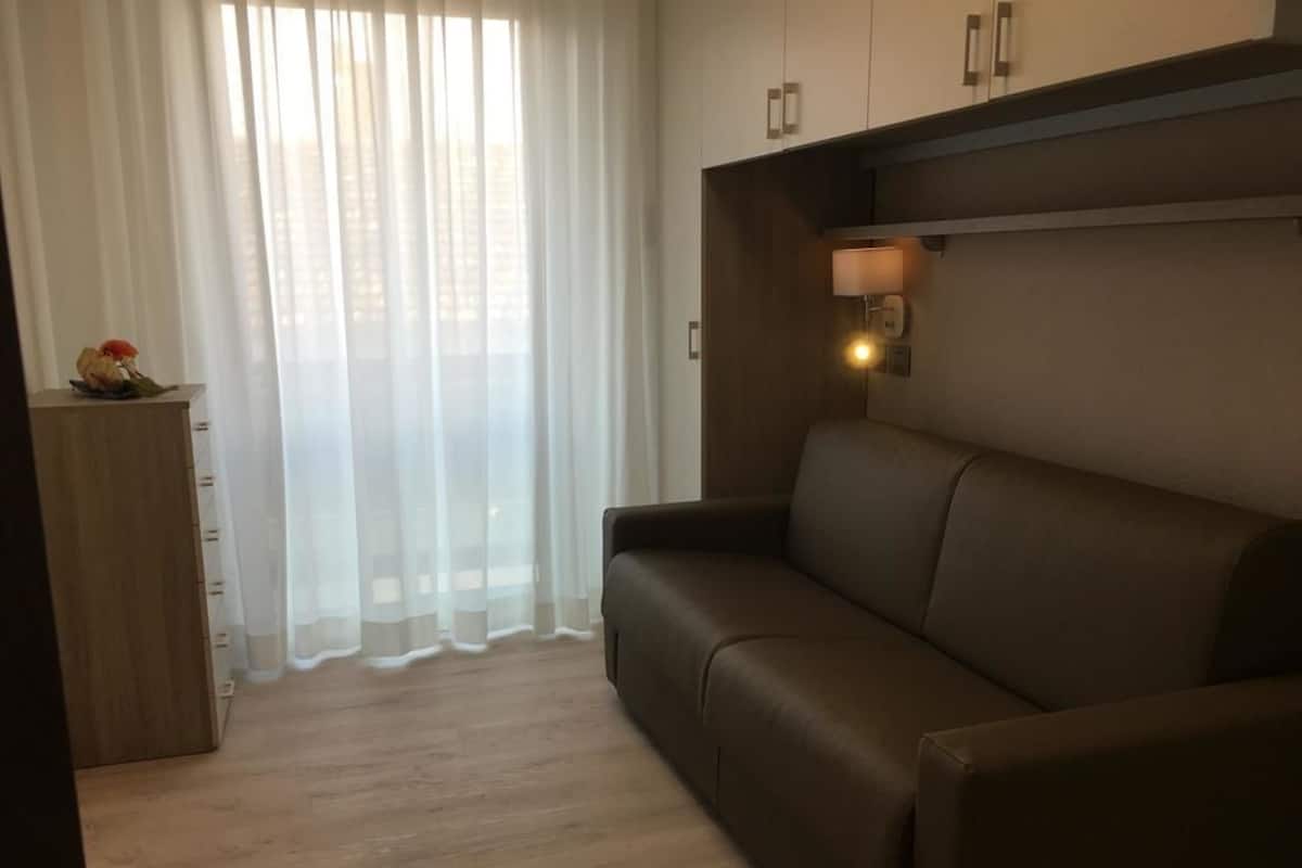 Una cassaforte in camera, una scrivania, insonorizzazione