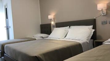 Vierpersoonskamer | Een kluis op de kamer, een bureau, geluiddichte muren, gratis wifi