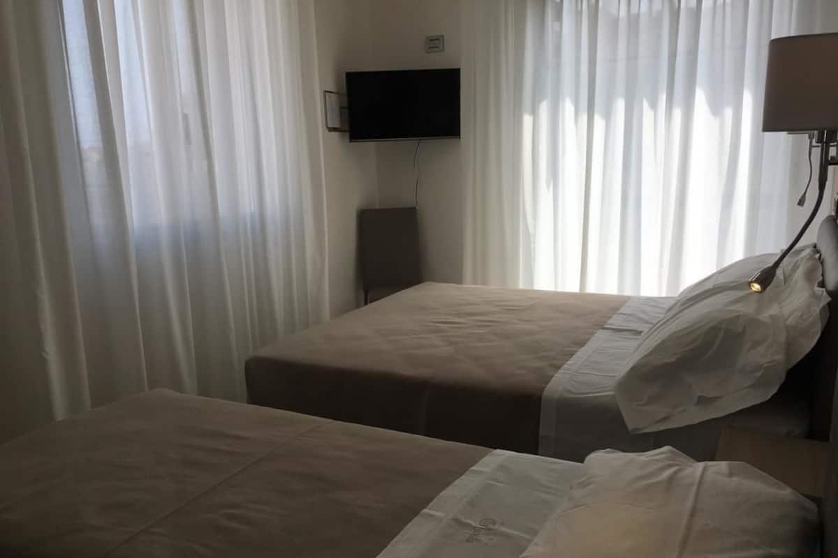 Una cassaforte in camera, una scrivania, insonorizzazione