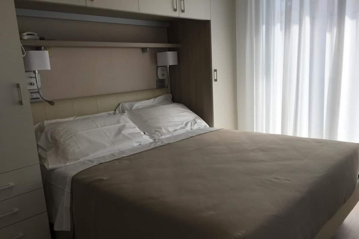 Una cassaforte in camera, una scrivania, insonorizzazione