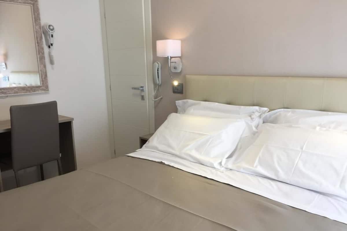 Una cassaforte in camera, una scrivania, insonorizzazione