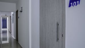 A hallway with a door marked '101' and a corridor leading to another room. - Hotel Suite Del Parque (Medellín)