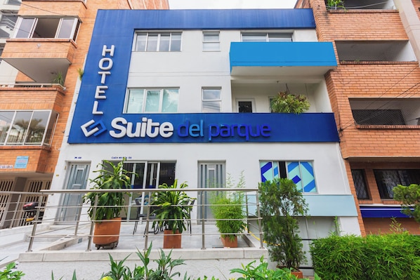 A hotel named "Suite del parque" with a modern facade, balconies, and potted plants. - Hotel Suite Del Parque (Medellín)