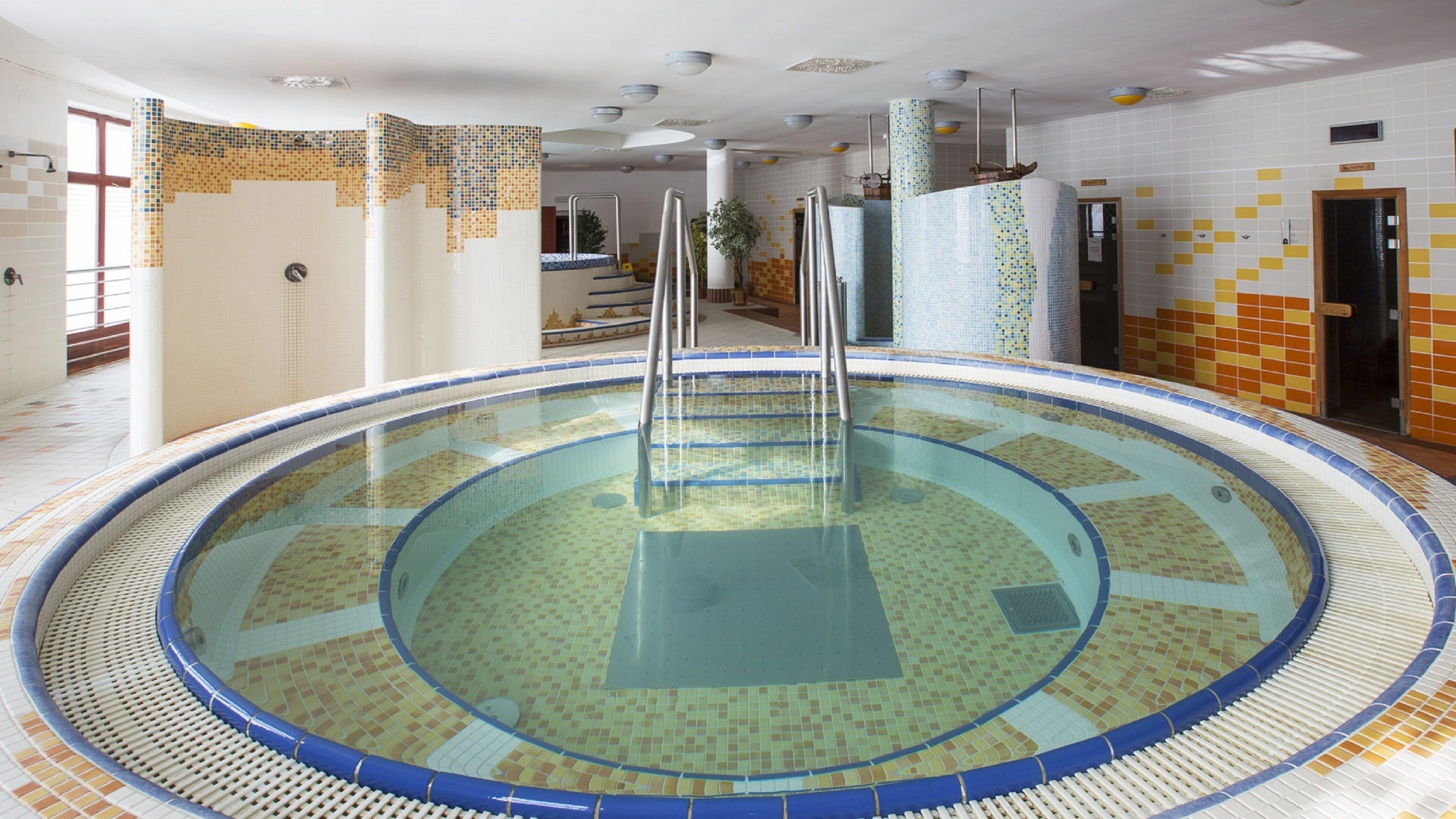 Sauna, Dampfbad, Körperbehandlungen, Warmsteinmassagen