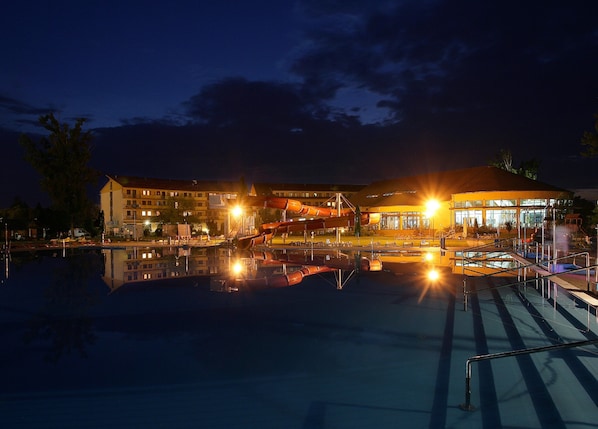 3 Innenpools, 7 Außenpools, Sonnenschirme, Liegestühle